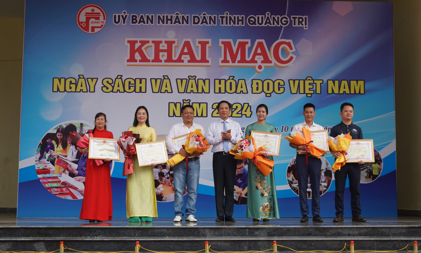 UBND tỉnh khen thưởng c&aacute;c tập thể, c&aacute; nh&acirc;n c&oacute; nhiều th&agrave;nh t&iacute;ch trong thực hiện c&aacute;c hoạt động về s&aacute;ch v&agrave; văn h&oacute;a đọc